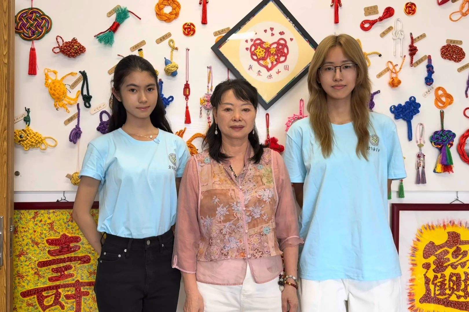 李芝琴老师与山海缭心团队成员合影